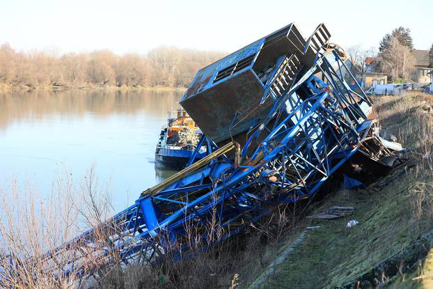 Osijek: Četiri osobe ozlijeđene pri padu velike lučke dizalice