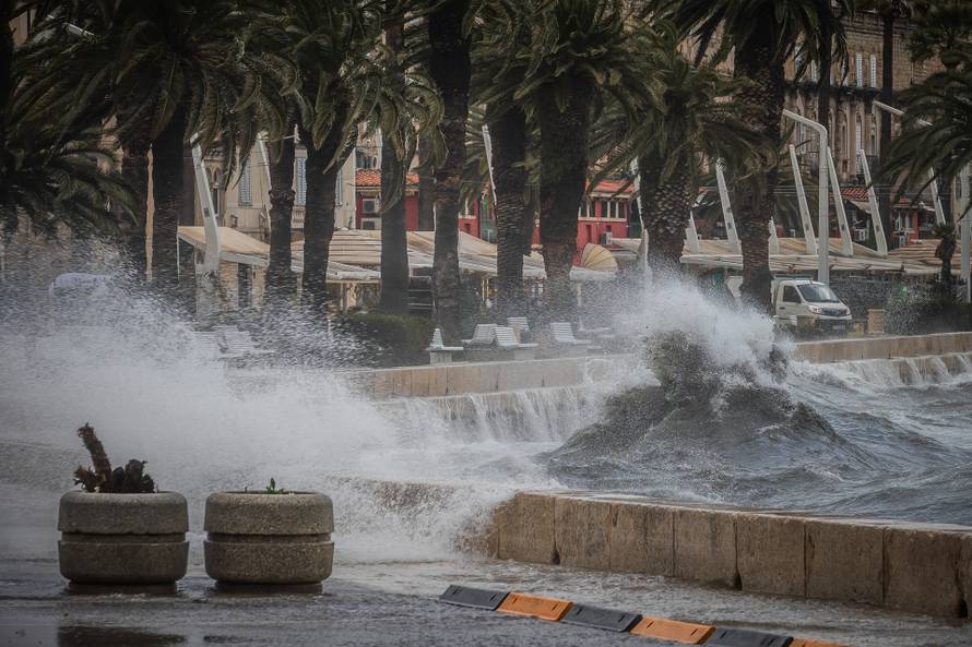 Split: Orkansko jugo potopilo rivu te stvaralo probleme u pomorskom prijevozu