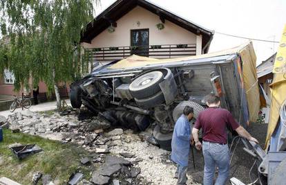 Kamion im već drugi put uletio u dvorište