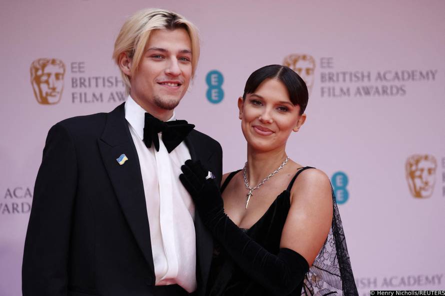 Zvijezda 'Stranger Things' i sin rokera zaljubljeni šetali crvenim tepihom, biste li je prepoznali?