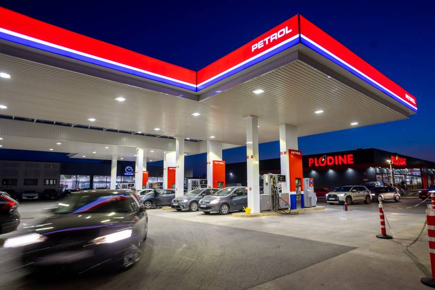 Pula: Automobili na benzinskim pumpama uoči sutrašnjeg poskupljenja benzina