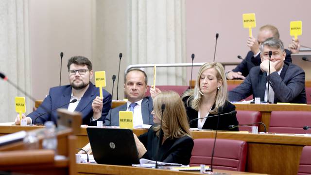 Zagreb: Replikom na repliku, sabornica u znaku žutih plo?ica