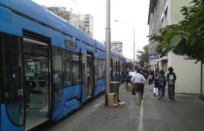 Na Trešnjevačkom trgu tramvaj udario pješakinju