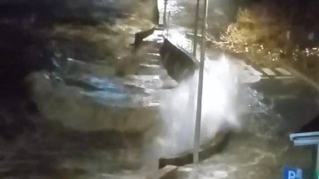 VIDEO 'Monstruozni valovi su poplavili šetnicu kod Opatije! Brutalno je, trgali su i barke'
