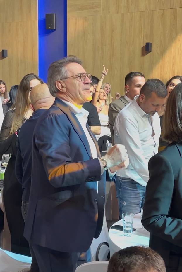 FOTO Evo kako bjegunac Mamić trga košulju, ljubi ruku udovici zločinca i bogato kiti tamburaše