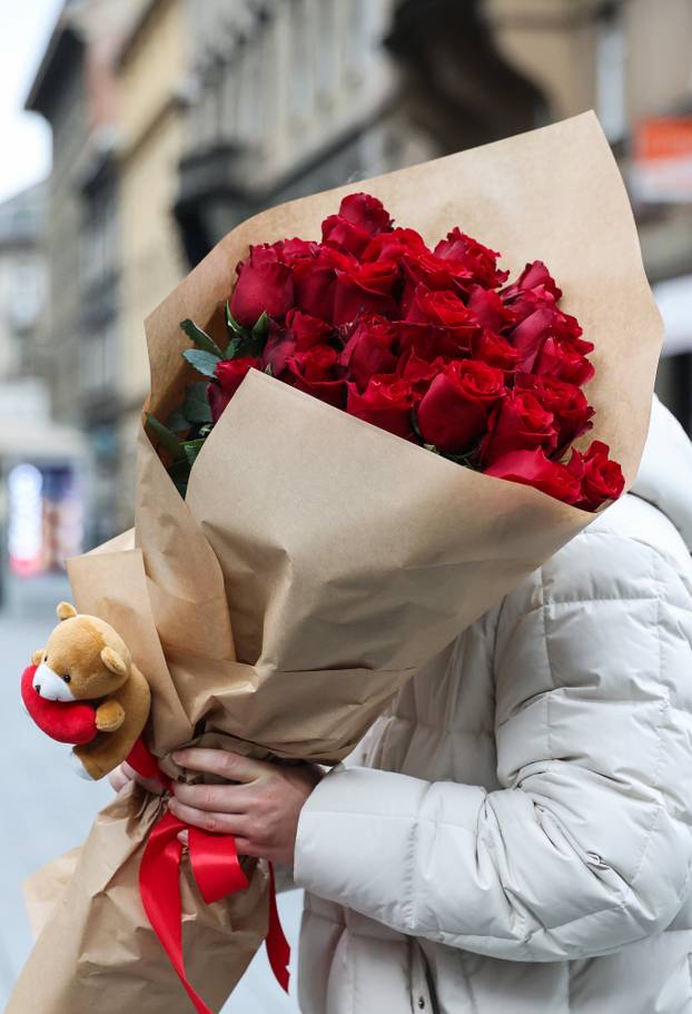 Zagreb: Na Valentinovo muškarci kupuju cvijeće za svoje partnerice kao znak ljubavi