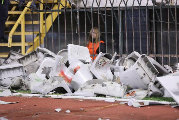 Split: Razbijene stolice nakon sukoba Torcide i policije 