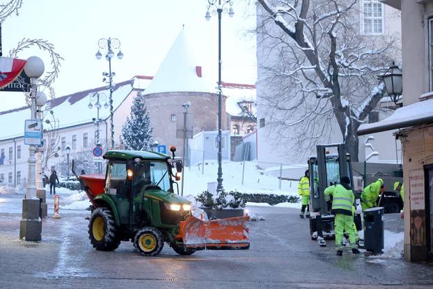 Zagreb: Nastavlja se uklanjanje snijega iz centra grada