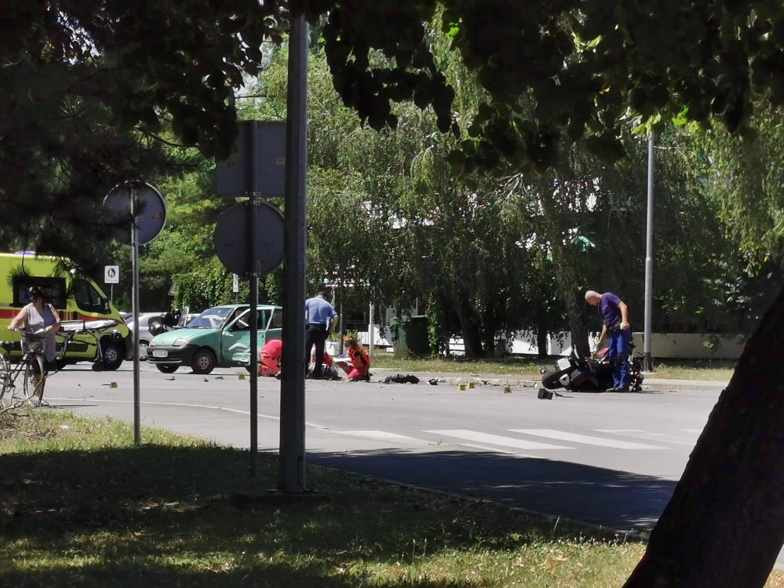 U Vukovariu sudar između auta i motocikla, motorist u bolnici...