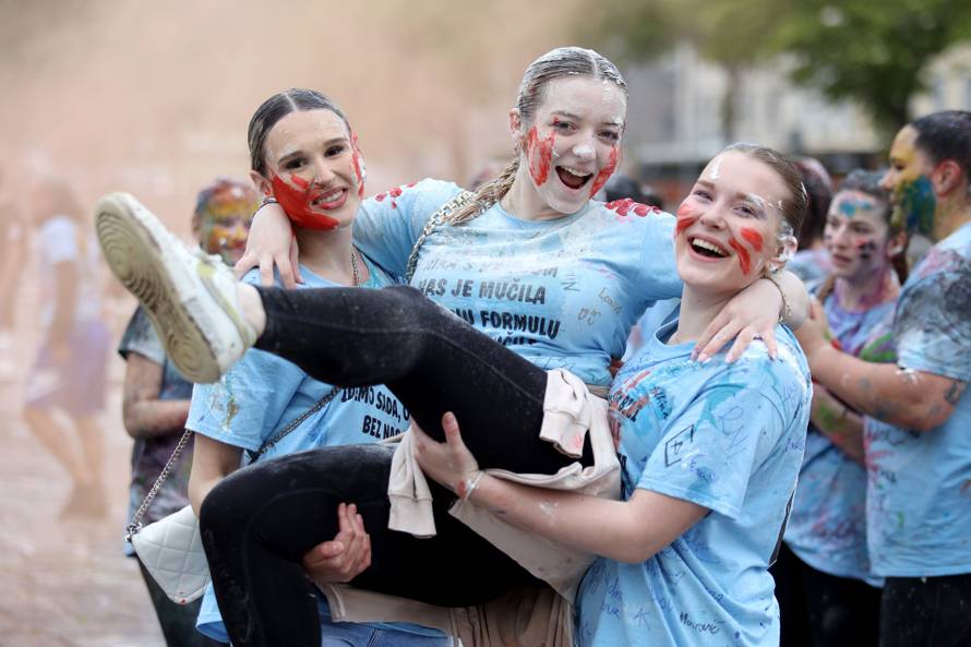 Rijeka: Maturanti srednjih škola širom grada slave kraj srednjoškolskog obrazovanja