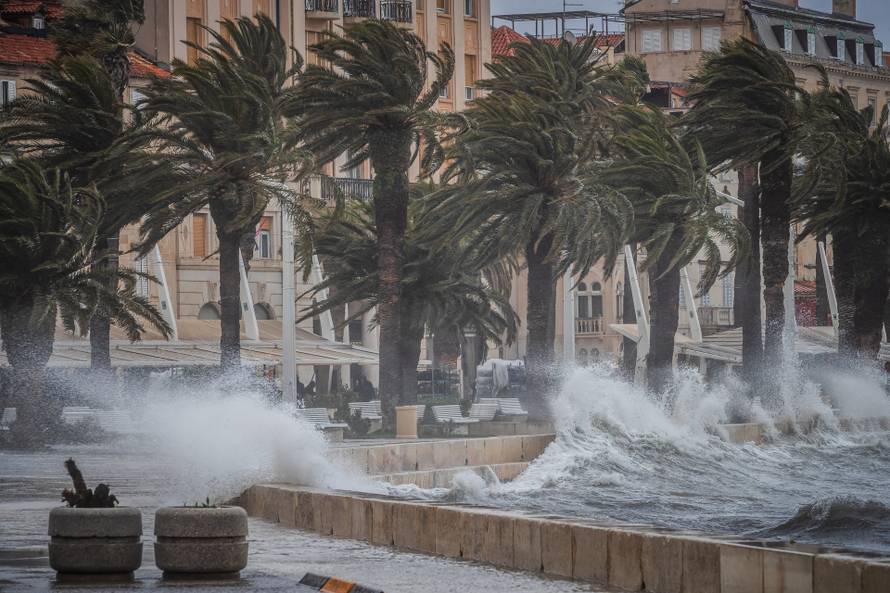 Split: Orkansko jugo potopilo rivu te stvaralo probleme u pomorskom prijevozu