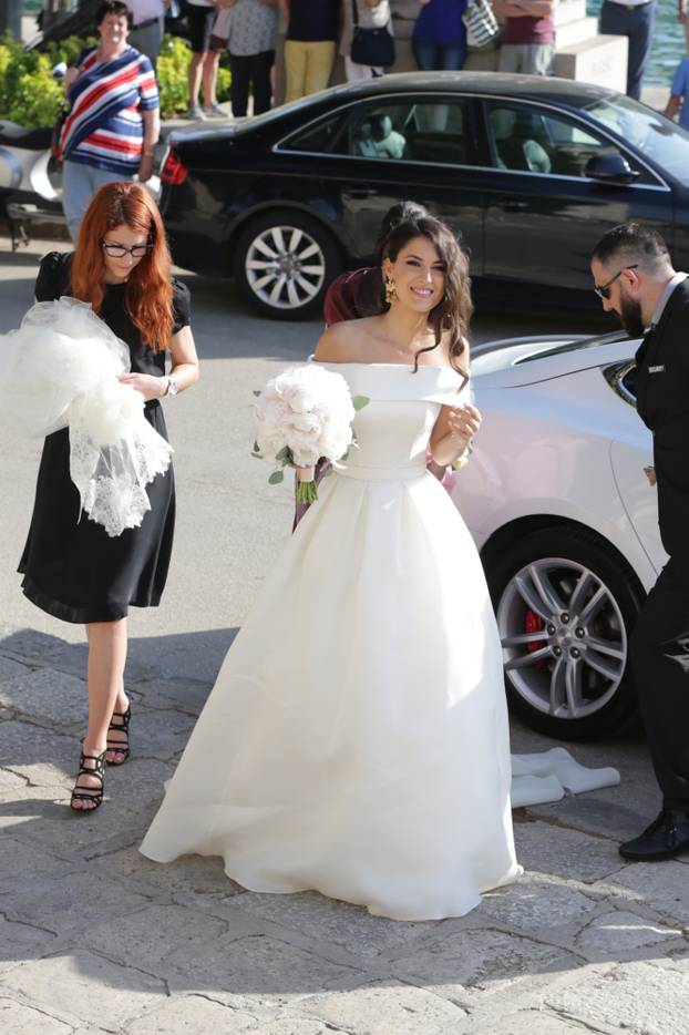 Cavtat: Marin ?ili? i Kristina Milkovi? dolaze na svoje vjen?anje u crkvu sv. Nikole