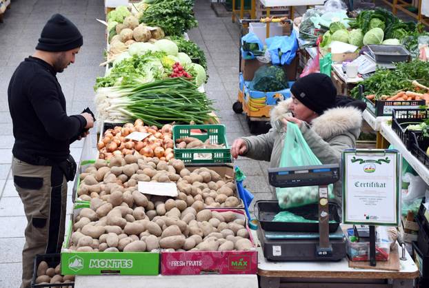 Bogata ponuda na gradskoj tržnici u Sisku
