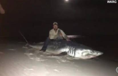 Ulovio je morskog psa od 365 kilograma i nahranio 200 ljudi