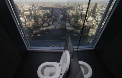 Nude veličanstven pogled na London - iz WC-a na  68. katu!