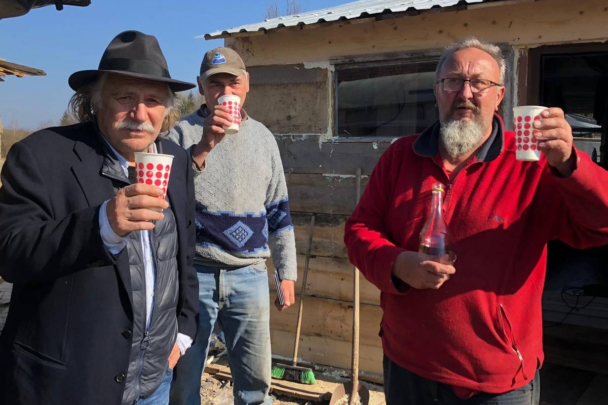 Šerbedžija posjetio Banovinu i obećao pomoći obnoviti kuće tri obitelji koje su ostale bez svega