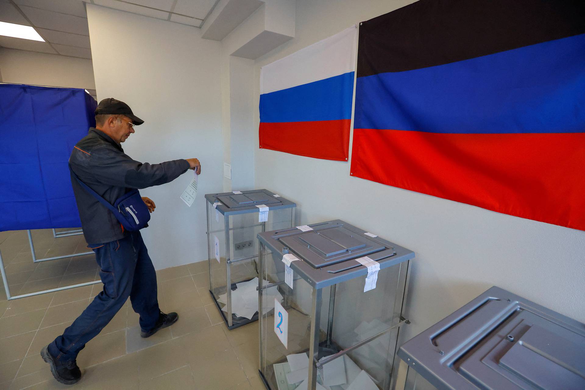 Referendum on joining of self-proclaimed Donetsk People's Republic to Russia in Mariupol