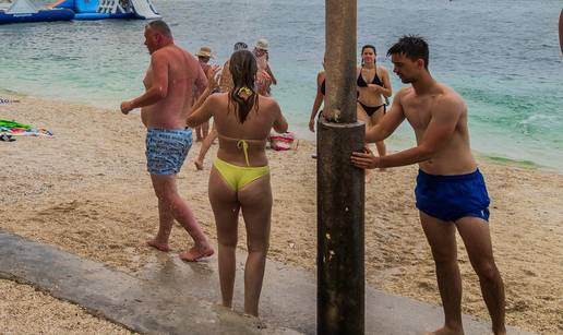 FOTO Ljetni pljusak rashladio je turiste na pla&zcaron;i u Ka&scaron;tel &Scaron;tafili&cacute;u
