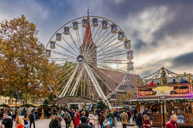 Weihnachtsmarkt Winterdorf, Nürnberg, 16.11.24 Das Riesenrad am Jakobsplatz in Nürnberg ist das Highlight des diesjährig