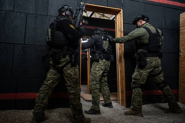 FOTO Counter-strike na hrvatski način! Pogledajte vježbu vojne policije i specijalaca iz MUP-a