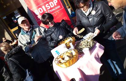 SDP na tržnici Dolac častio građane prženim ribicama