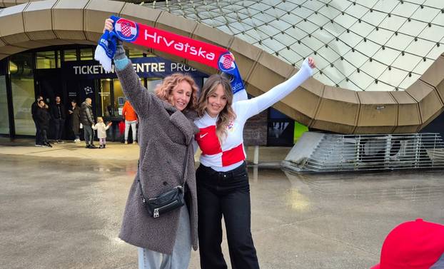 FOTO Hrvatski navijači svugdje su show! Dominiraju i u futsalu. Utakmicu pratio i Mandžukić