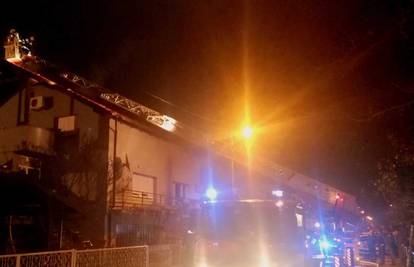 Izgorio krov kuće u Sesvetama: Požar je gasilo 27 vatrogasaca
