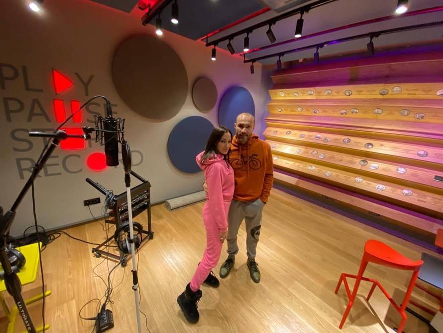 Za njega kažu da je najzgodniji harmonikaš regije: Svirao Luki Modriću, nastupao s Brenom...