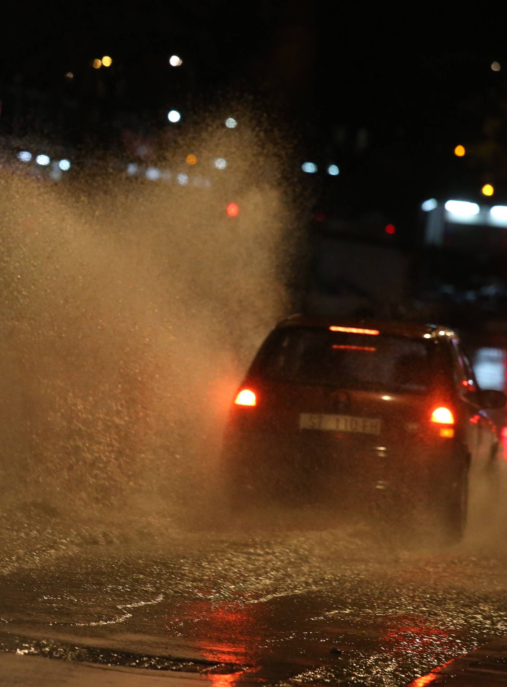 Split: Obilna kiÅ¡a stvorila probleme u prometu i poplavila ceste