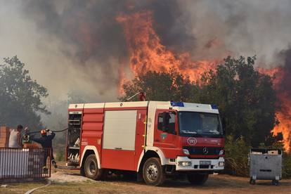 Zbog požara priveli petero maloljetnika i 18-godišnjaka