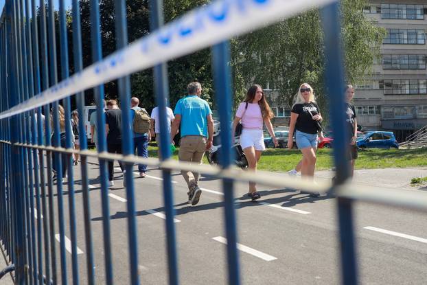 Zagreb: Građani se okupljaju duž trase vojnog mimohoda