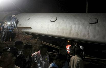 Dva vlaka iskočila iz tračnica, najmanje 24 ljudi je poginulo
