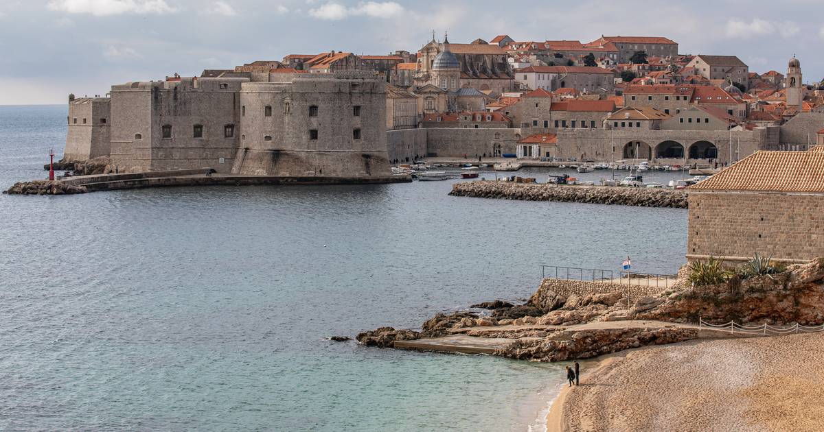 A couple from Australia fell from a wall in Dubrovnik last night, the girl (26) is in critical condition