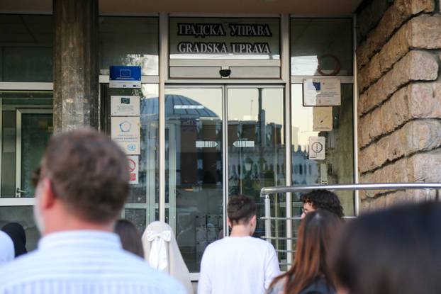 Novi Pazar: Građani i studenti održali su 17 minuta tišine ispred Gradske uprave, nakon toga su nastavili blokirati magistralni put