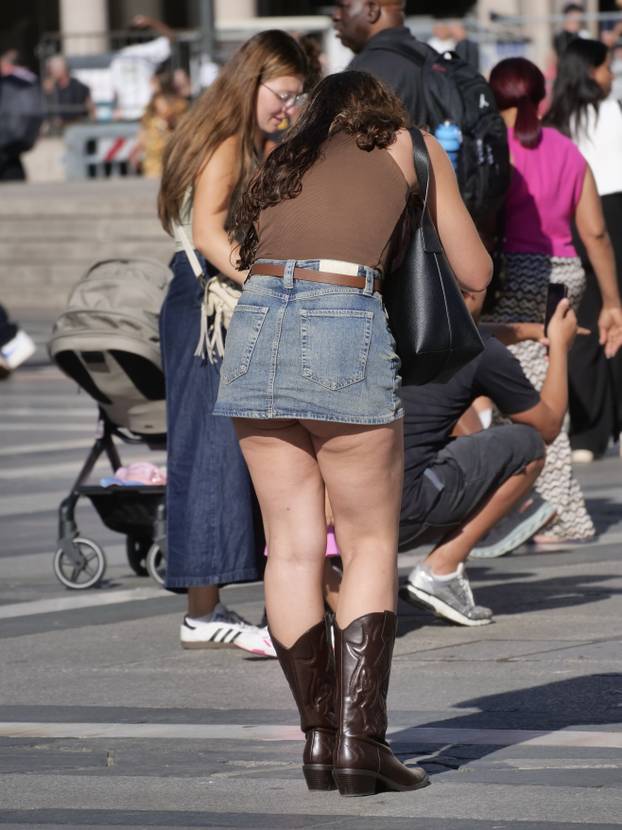 Tourism and Public Decorum: When Extra-Short Shorts Spark Debate in Art Cities