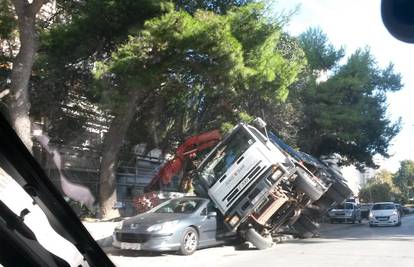 'A što ćeš, događa se':  Kamion se prevrnuo na parkirani auto