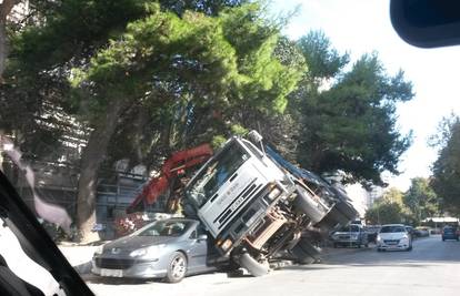 'A što ćeš, događa se':  Kamion se prevrnuo na parkirani auto