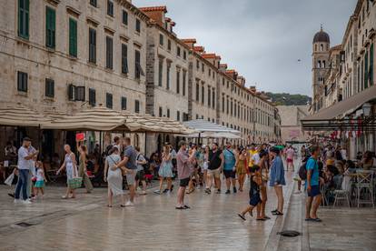 Brojne turiste ni kiša nije omela u razgledavanju Dubrovnika