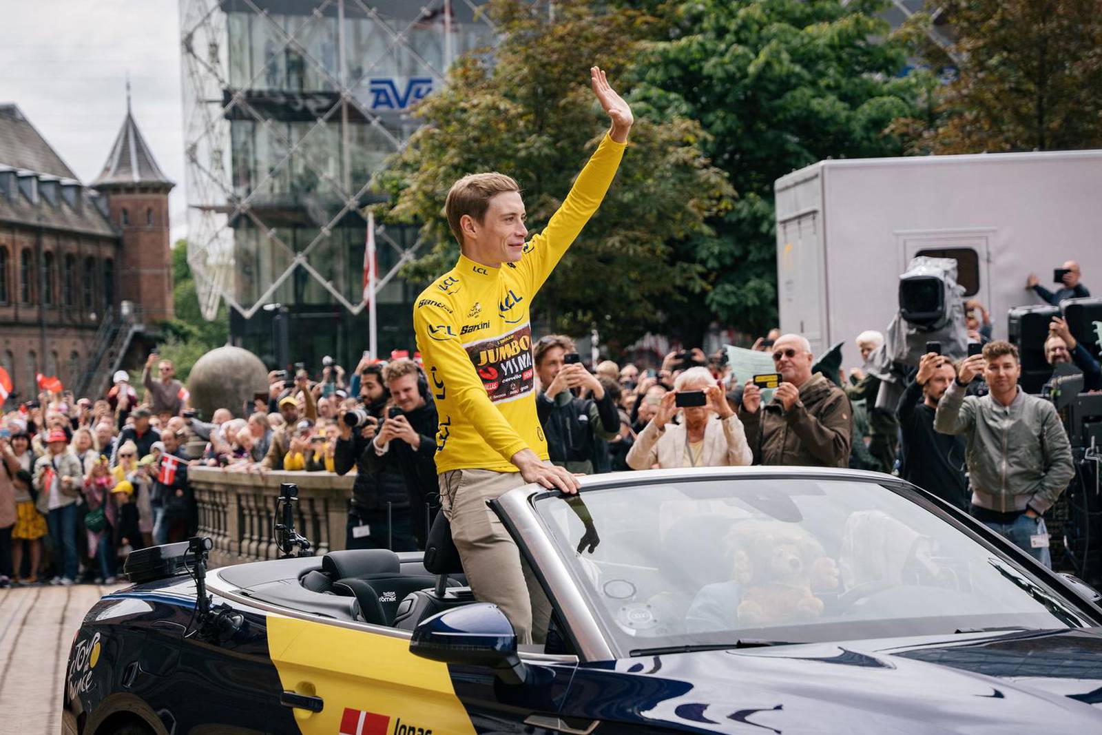 Jonas Vingegaard arrives at City Hall Square in Copenhagen