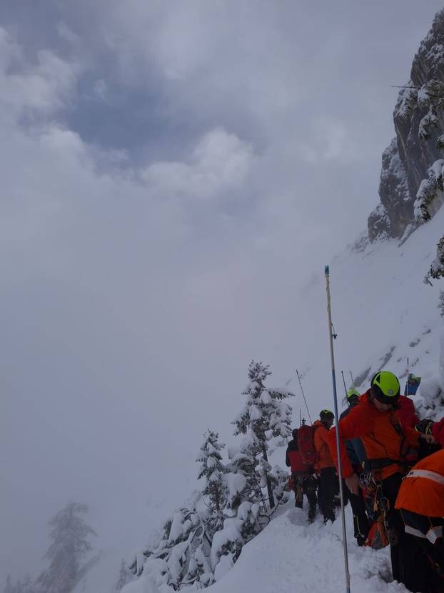 FOTO Pola metra snijega, prijete nove lavine: Ovo su fotografije iz akcije spašavanja Hrvata...