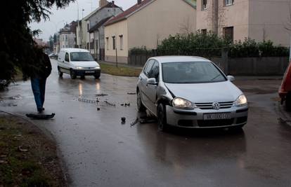 Vozačica je oduzela prednost Golfu i udarila ga Citroënom