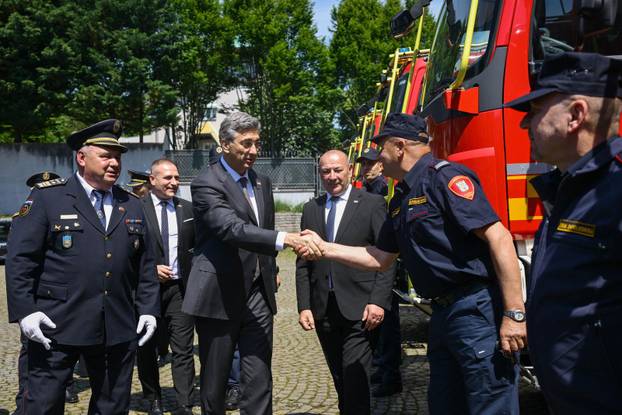 Zagreb: Svečana primopredaja vatrogasnih vozila
