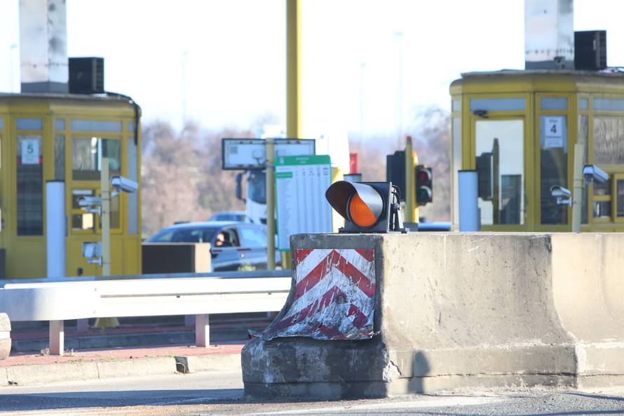 Karlovac: Muškarac se autom zabio u naplatne ku?ice i poginuo