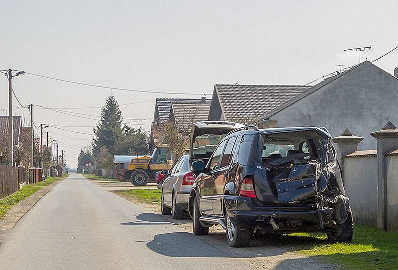 Vlak smrskao auto: Vozača to nije omelo, on se odvezao kući