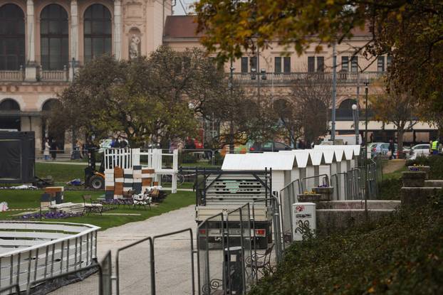 Zagreb: Postavljanje adventskih kućica na Trgu kralja Tomislava