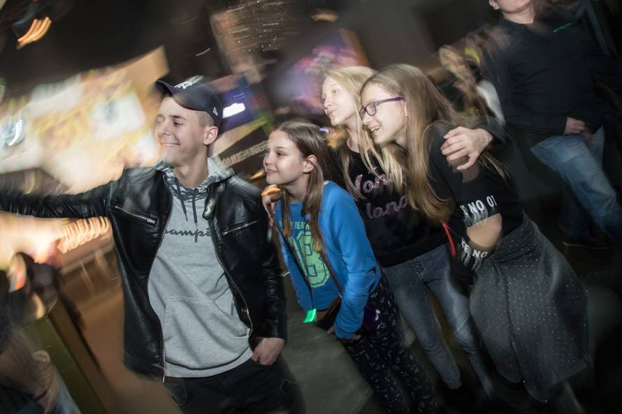 Bruno je novi Videostar: Cure su se gurale da mu priđu bliže