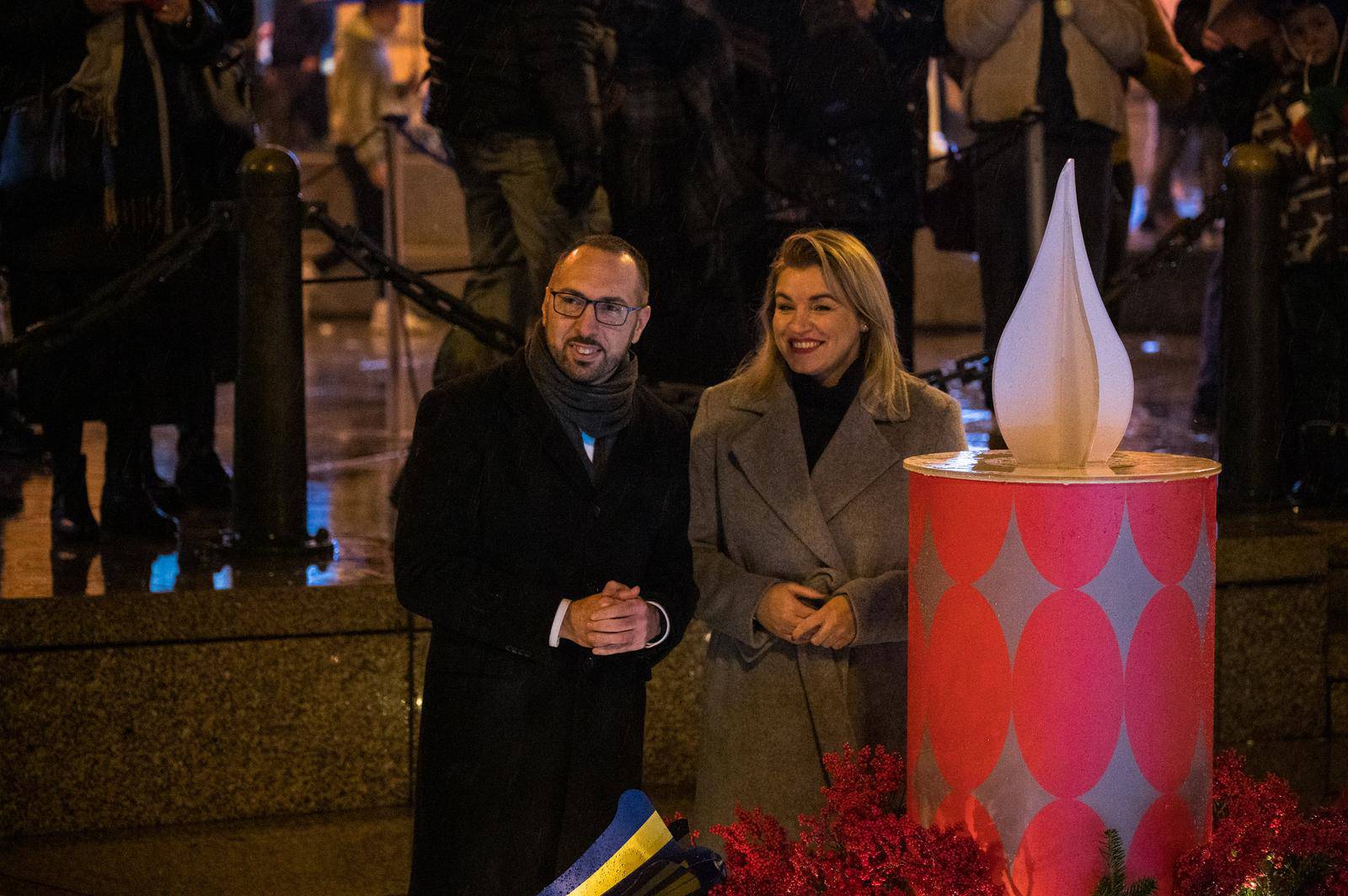 Zagreb: Gradonačelnik Tomašević i Nikolina Brnjac upalili prvu adventsku svijeću na Manduševcu