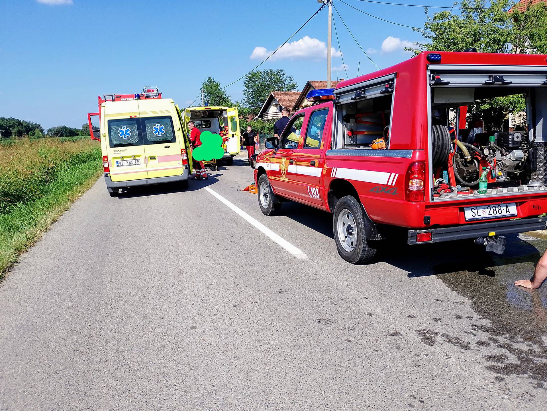 FOTO Autom završili u kanalu u Orahovici: Više je ozlijeđenih, rezali lim da izvuku stradale