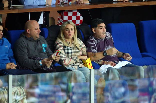 Zagreb: Maradona i njegova djevojka strastveno navijaju na me?u parova Davis Cupa