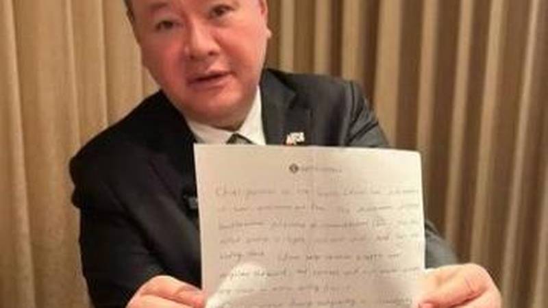 Ministar obrane usred govora dobio papirić: 'Vidite li s kakvom državom imamo posla'